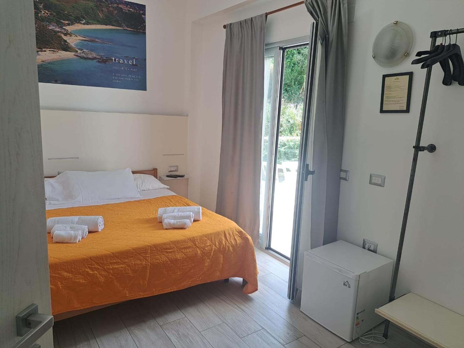 B&B Decarlo Property تروبيا المظهر الخارجي الصورة